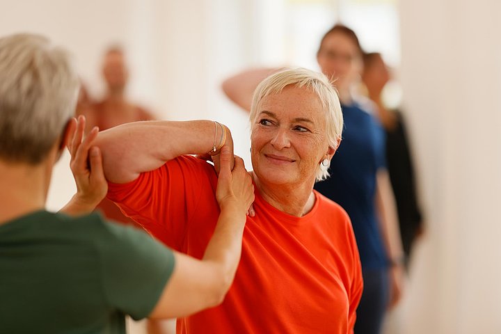 Fröhliche Reha Teilnehmer beim Sport